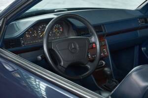 Bild 10/50 von Mercedes-Benz E 200 (1996)