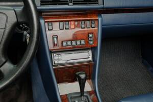 Image 23/69 of Mercedes-Benz E 320 (1994)