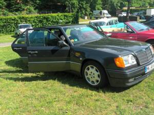 Image 8/8 of Mercedes-Benz 230 E (1988)