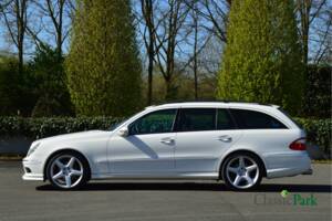 Image 16/50 of Mercedes-Benz E 500 T (2004)