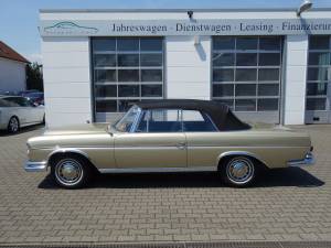 Image 25/32 of Mercedes-Benz 300 SE (1964)