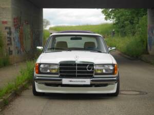 Immagine 33/50 di Mercedes-Benz 230 E (1900)