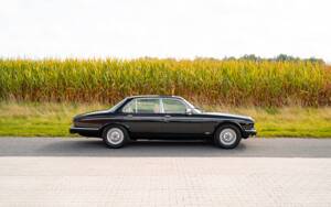 Image 3/37 of Daimler Double Six (1992)