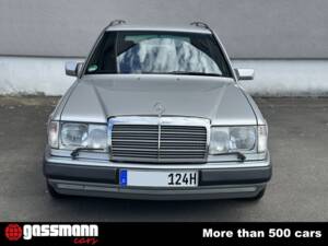 Image 2/15 of Mercedes-Benz 300 TD (1992)
