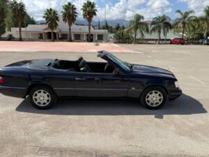 Image 5/30 of Mercedes-Benz E 200 "Final Edition" (1997)