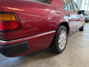 Image 20/21 of Mercedes-Benz 230 E (1992)