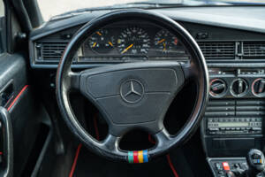 Imagen 28/48 de Mercedes-Benz 190 E 2.3 (1992)
