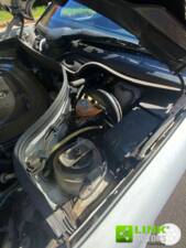 Image 47/48 of Mercedes-Benz E 200 (1991)