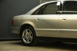 Immagine 13/50 di Audi A8 4.2 quattro (1995)