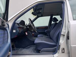 Bild 7/49 von Mercedes-Benz E 320 T (1993)