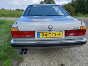 Bild 8/8 von BMW 735i (1987)