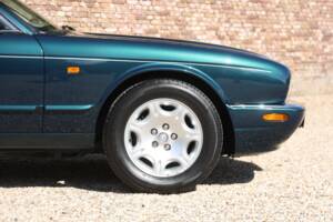 Bild 31/50 von Jaguar XJ 8 4.0 Executive (2001)