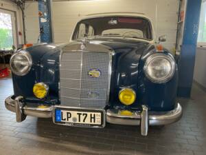 Immagine 6/39 di Mercedes-Benz 220 S (1957)