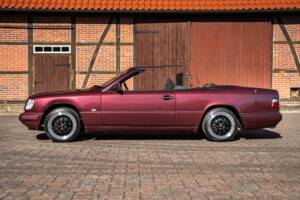 Bild 12/42 von Mercedes-Benz E 200 (1997)