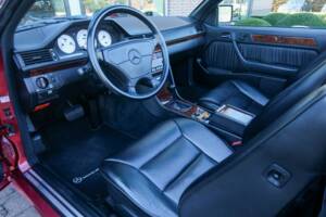 Immagine 15/50 di Mercedes-Benz 300 CE-24 3.4 AMG (1993)