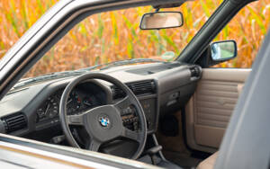 Image 32/80 of BMW 320i (1983)