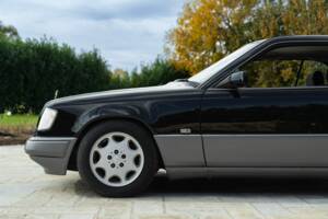 Immagine 16/48 di Mercedes-Benz 200 CE (1990)