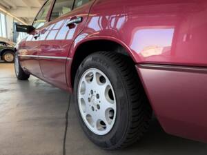 Image 19/21 of Mercedes-Benz 230 E (1992)