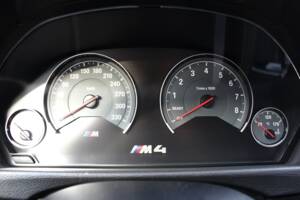 Image 43/98 of BMW M4 (2014)