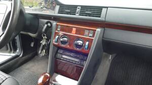 Bild 12/15 von Mercedes-Benz E 200 (1996)