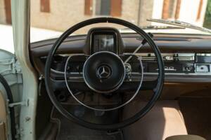 Image 48/50 of Mercedes-Benz 200 (1966)