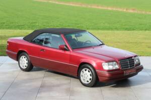 Image 1/50 of Mercedes-Benz E 220 (1994)