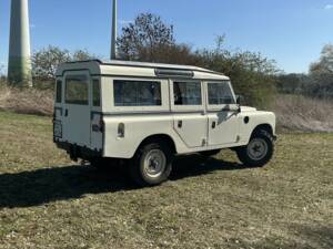 Image 8/8 of Land Rover 109 (1977)