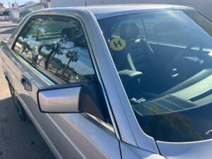 Image 33/77 of Mercedes-Benz 380 SEC (1982)