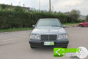 Image 10/10 of Mercedes-Benz E 200 (1994)