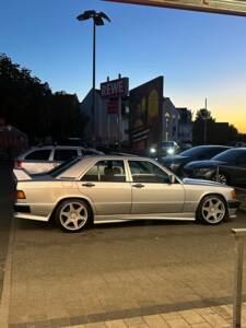 Immagine 46/49 di Mercedes-Benz 190 E (1990)