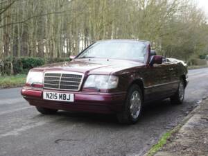 Image 3/20 of Mercedes-Benz E 220 (1996)