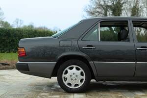 Image 13/49 of Mercedes-Benz 320 E (1993)