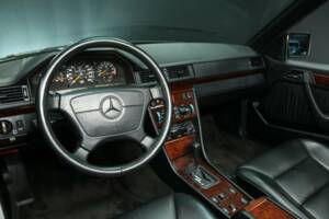 Imagen 14/30 de Mercedes-Benz 300 CE-24 (1993)