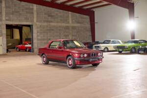 Image 23/45 of BMW 320i (1990)