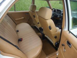 Immagine 24/50 di Mercedes-Benz 230 E (1900)