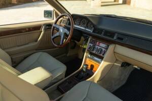 Afbeelding 20/50 van Mercedes-Benz 200 CE (1992)