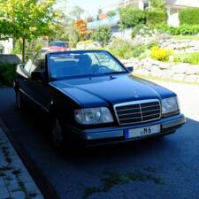 Image 31/171 of Mercedes-Benz E 220 (1994)
