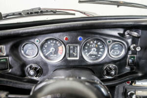Bild 22/50 von MG MGB GT (1975)
