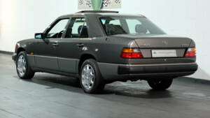 Imagen 3/40 de Mercedes-Benz 250 TD (1990)