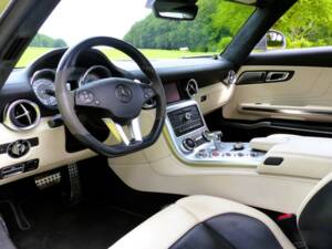Mercedes-Benz SLS AMG  Coupé Flügeltürer alubeam silver (MB 047) 2010