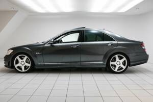 Bild 2/18 von Mercedes-Benz S 63 AMG (2007)