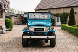 Image 2/20 of Toyota Land Cruiser FJ 45 (1976)