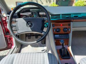 Image 12/15 of Mercedes-Benz 230 E (1990)