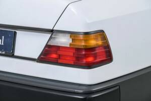 Image 32/50 of Mercedes-Benz 200 (1986)