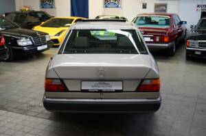 Bild 12/33 von Mercedes-Benz 230 E (1990)