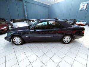 Afbeelding 3/40 van Mercedes-Benz E 200 (1996)
