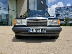 Immagine 4/36 di Mercedes-Benz 300 E 4-Matic (1989)