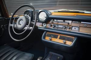 Image 17/39 of Mercedes-Benz 280 SE 3,5 (1971)