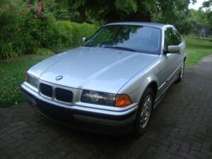 Afbeelding 2/39 van BMW 316i (1993)