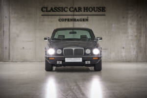 Image 12/97 of Daimler Double Six (1994)